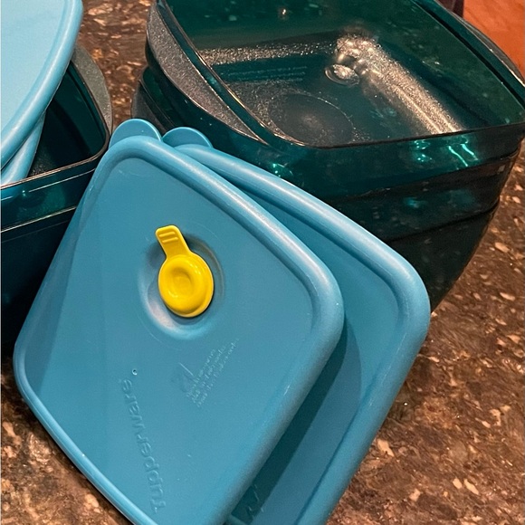 Set of 3 Square TUPPERWARE Vent ‘N Serve Containers With 2 Lids Green EUC - Picture 6 of 6